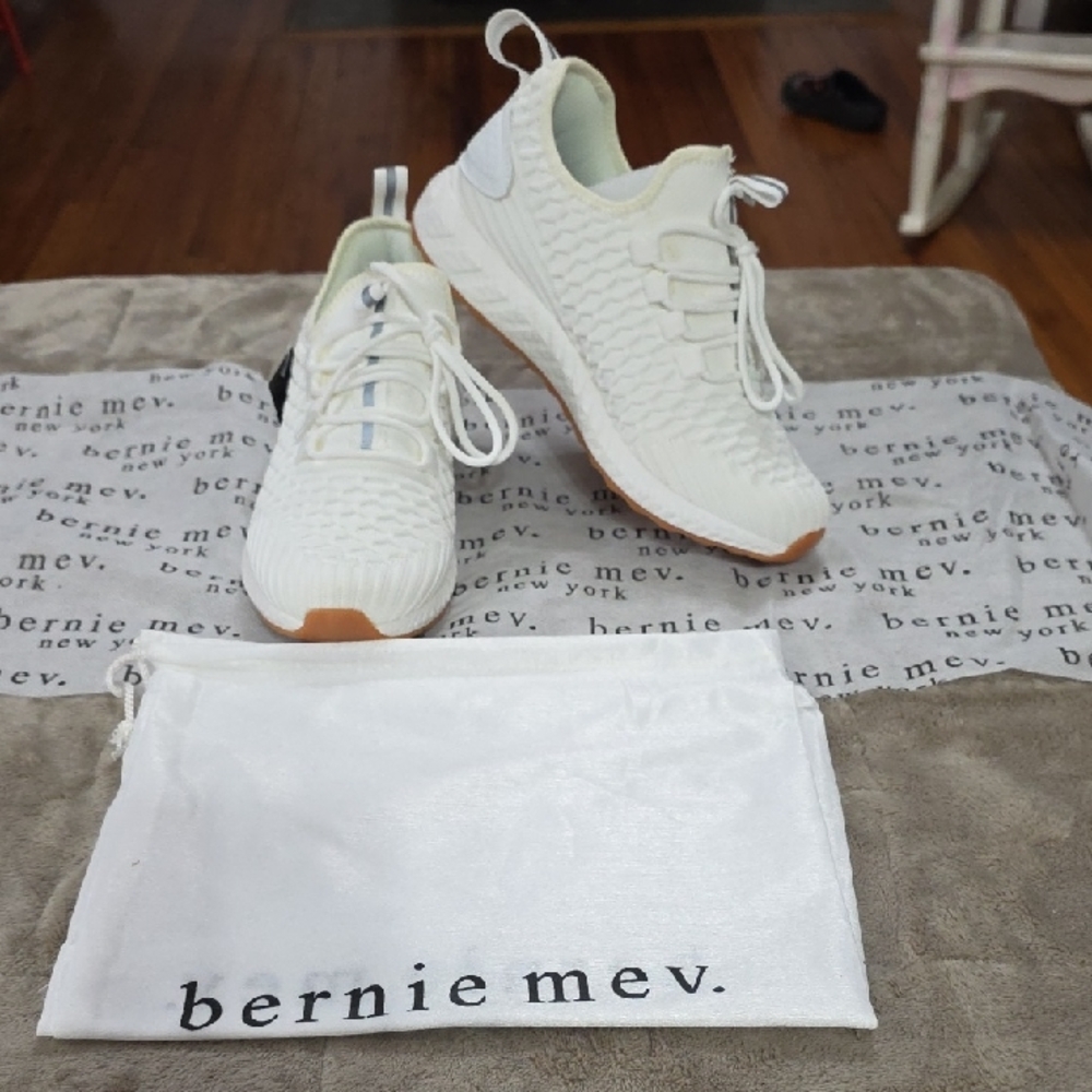 NEW Bernie Mev "Piper" Women's Slip-On Sneaker‎ Off-White Cushioned Sz 37/6